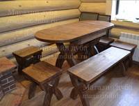 деревянный стол и табуретки