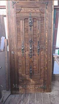 деревянная дверь. искусственно состаренная