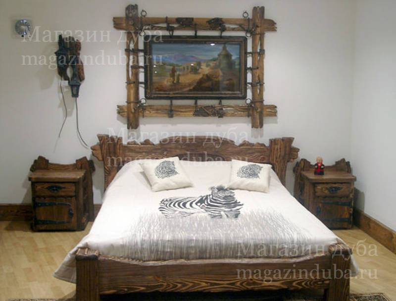Деревянная спальня - кровать и две тумбочки из состаренной сосны с коваными петлями