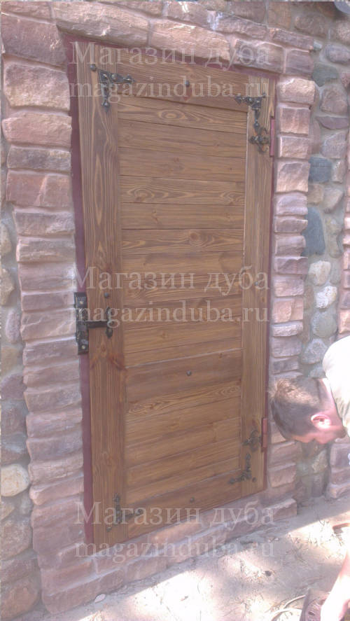 деревянная состаренная дверь