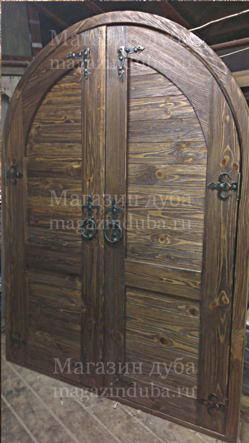 дверь портальная двухстворчатая с коваными петлями - состаренная сосна