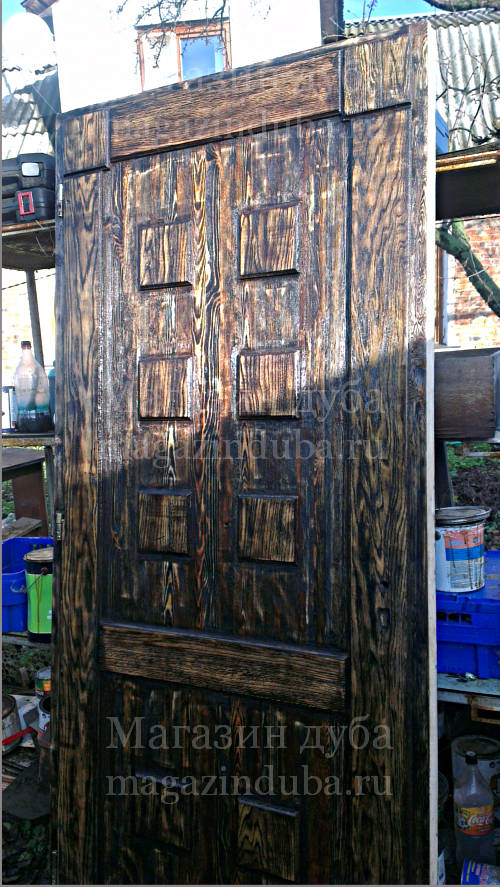 Состаренная деревянная дверь из сосны